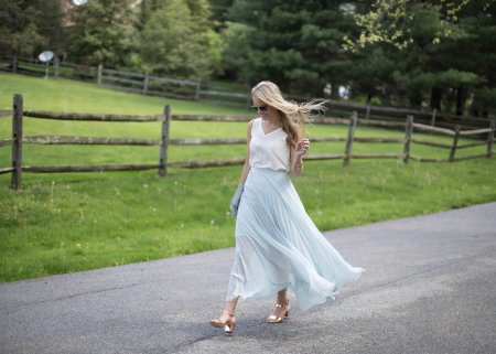Девушка в длинной юбке