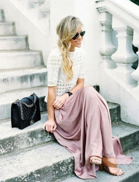 Девушка в длинной юбке