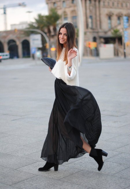 Образ с длинной черной юбкой