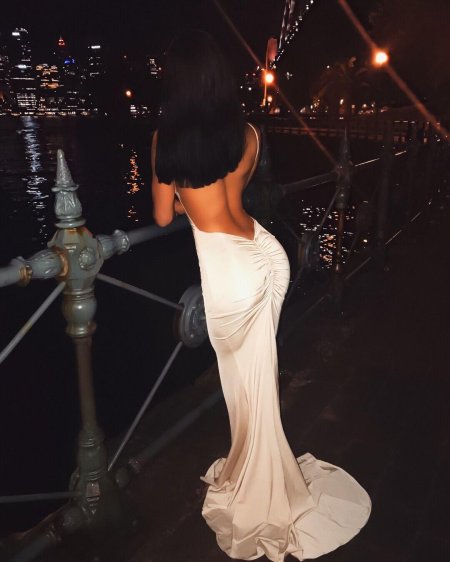 Брюнетка в вечернем платье со спины