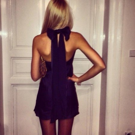 Черное платье с открытой спиной