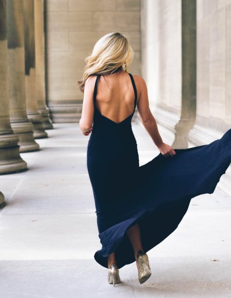 Блондинка в вечернем платье