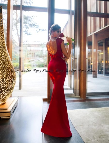 Шикарное красное платье