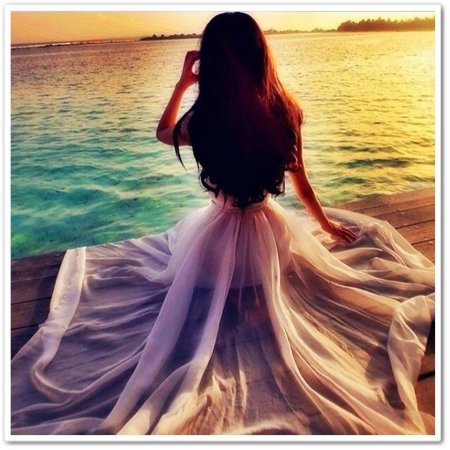 Девушка в платье со спины