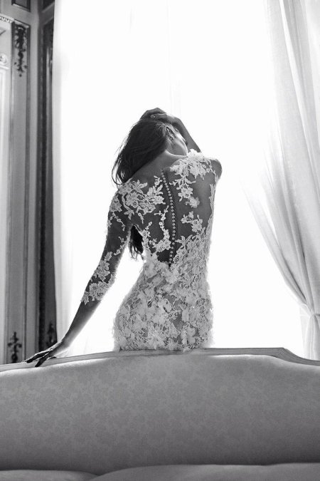 Девушка в черном платье со спины