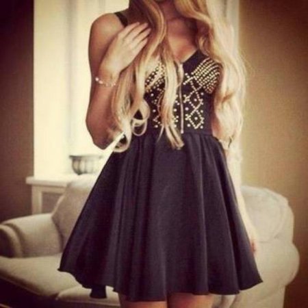 Блондинка в вечернем платье без лица