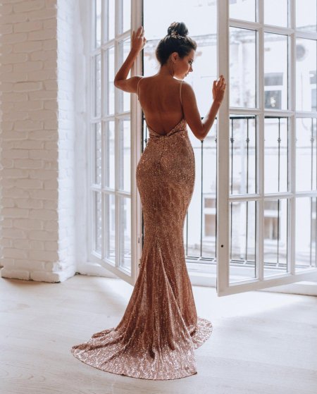 Платье с открытой спиной вечернее