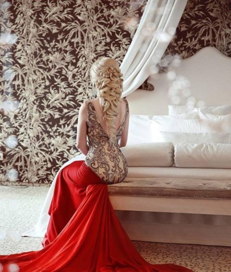 Блондинка в вечернем платье