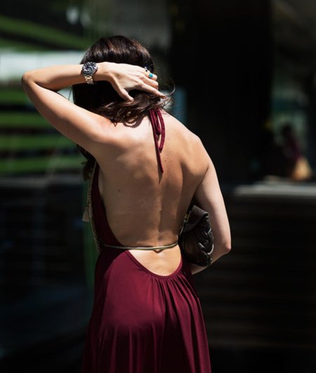 Девушка в вечернем платье со спины