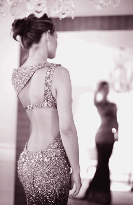 Девушка в платье со спины