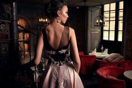 Женщина в вечернем платье