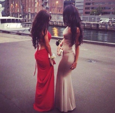 Кавказские девушки в длинных платьях