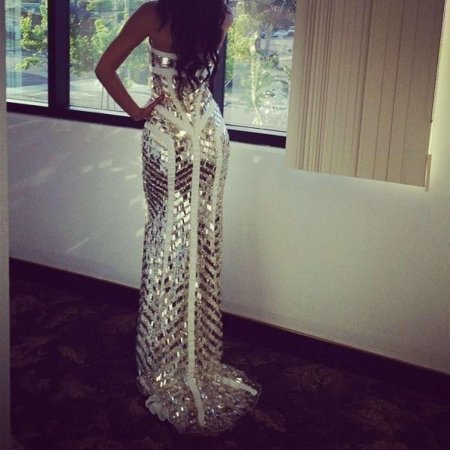 Брюнетка в золотистом платье