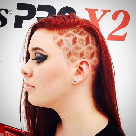 Причёска с рисунком на виске