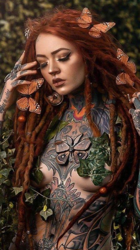 Женщина с татуировками