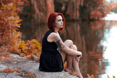 Рыжая девушка с короткими волосами