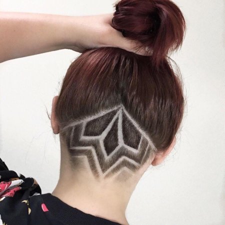 Стрижка с выбритым затылком