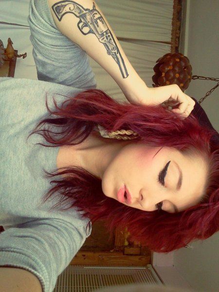 Девушки с красными волосами селфи