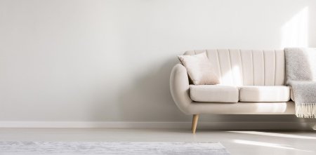 Диван на фоне белой стены