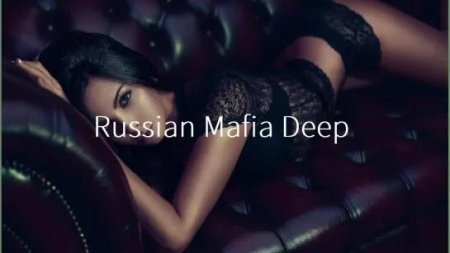 Брюнетка в чулках