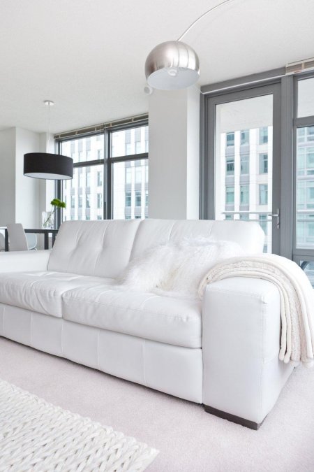 Красивый белый диван