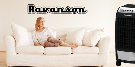 Девушка на белом диване