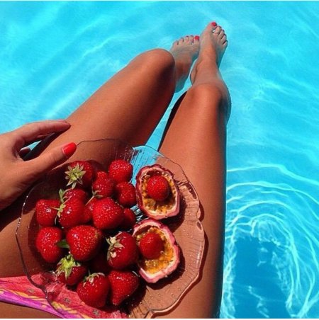 Девушка с клубникой на море