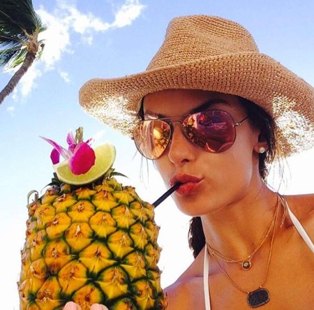 Девушка экзотические фруктами