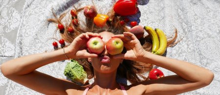 Девушка с фруктами