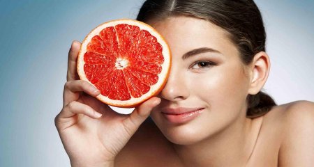 Девушка с грейпфрутом