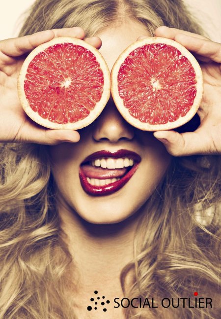 Красивые девушки с фруктами