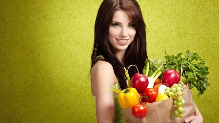 Девушка с овощами и фруктами