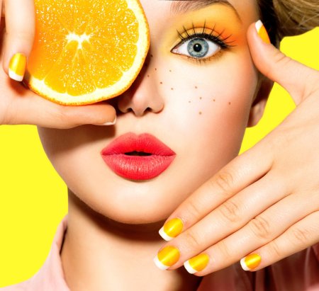 Девушка с апельсинами