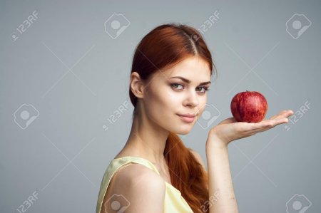 Девушка с яблоками