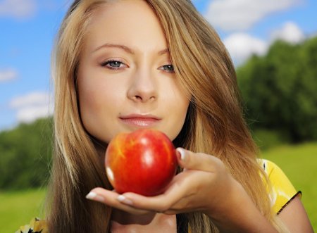 Девушка с фруктами