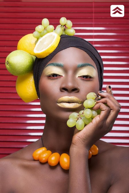 Карла миранда с фруктами на голове