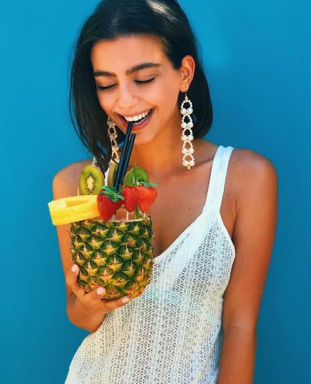 Девушка с коктейлем