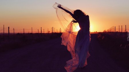 Девушка на закате