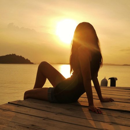 Девушка на закате спиной