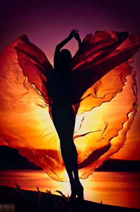 Танцующая девушка на закате