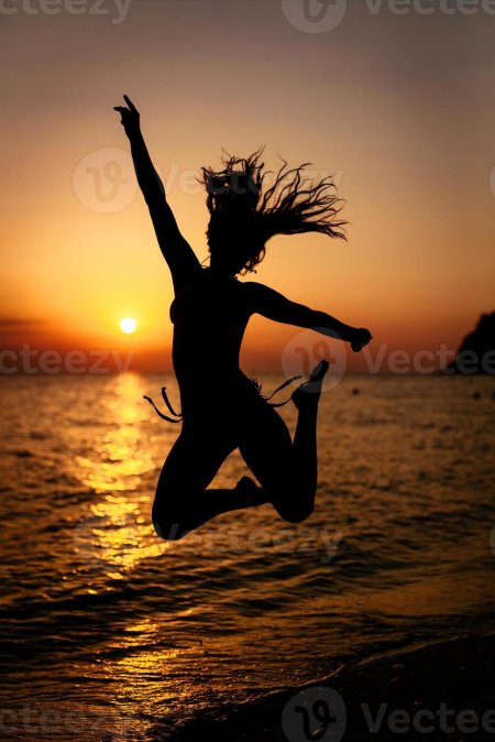 Девушка прыгает на закате