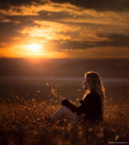 Женщина на закате