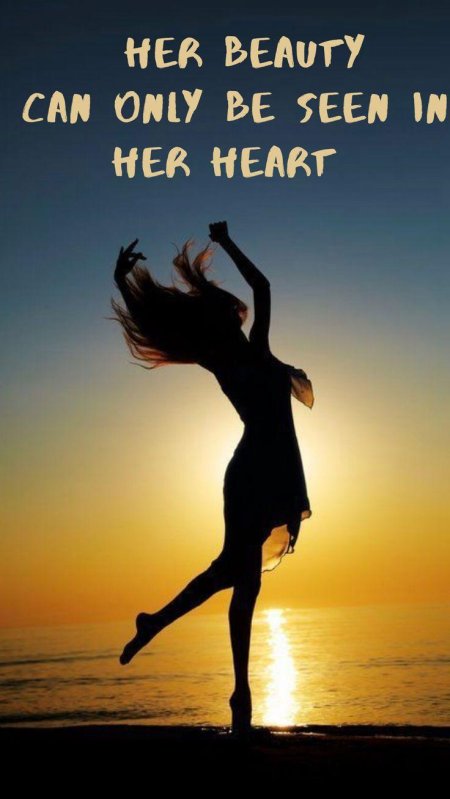 Танцующая девушка