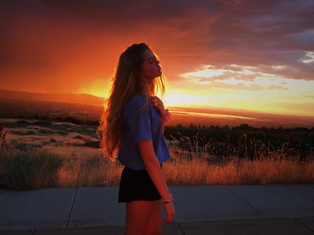Девушка в закате