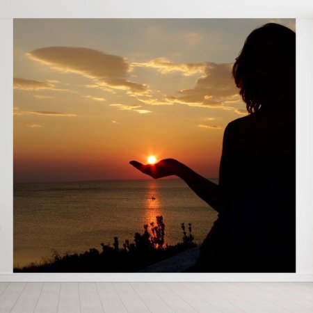 Девушка на закате у моря