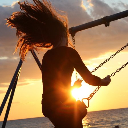 Девушка на качели