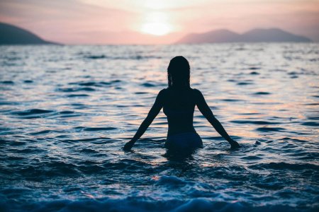 Девушка в море