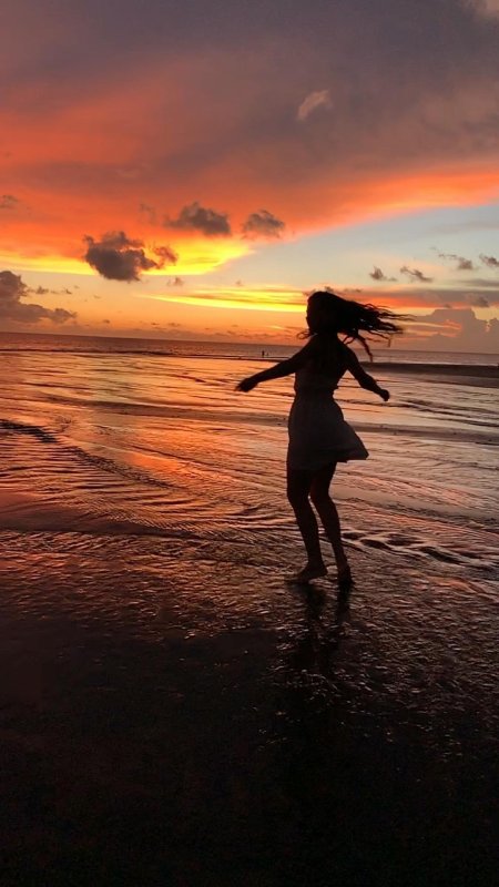 Девушка на пляже закате