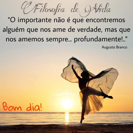 Девушка кружится в танце