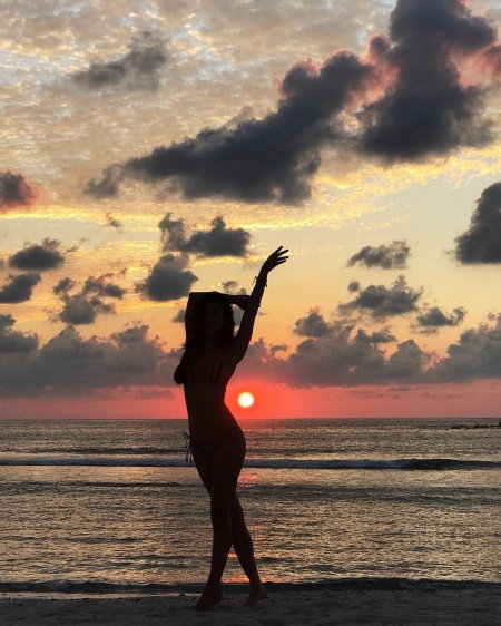 Девушка на закате у моря